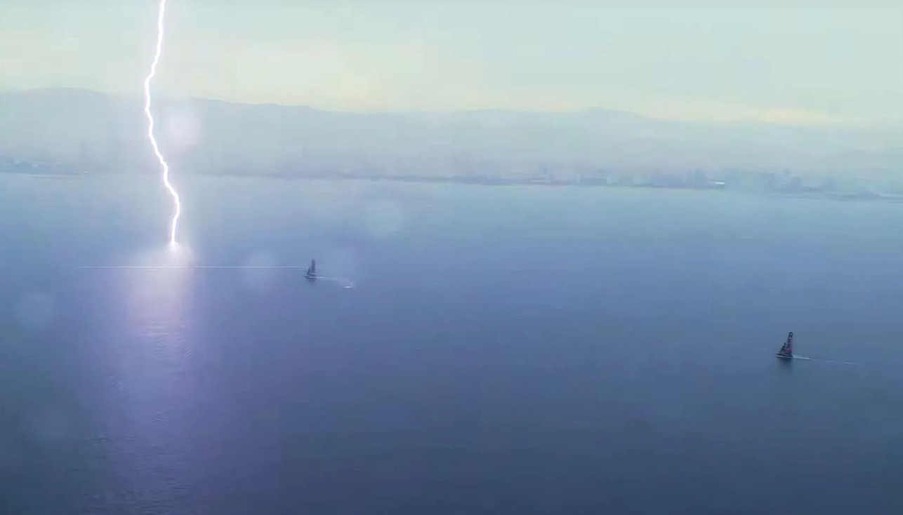 37th America's Cup. Дождь, гром и молния