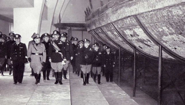 Бенито Муссолини на открытии Музея римских кораблей